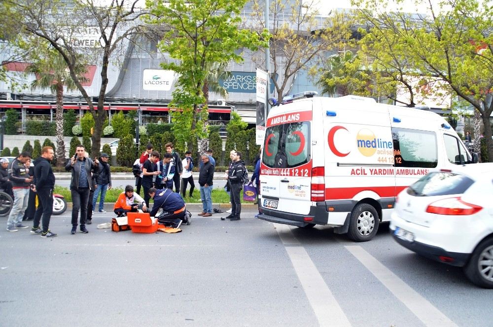 (Özel) Bakırköyde Motosiklet Yayaya Çarptı