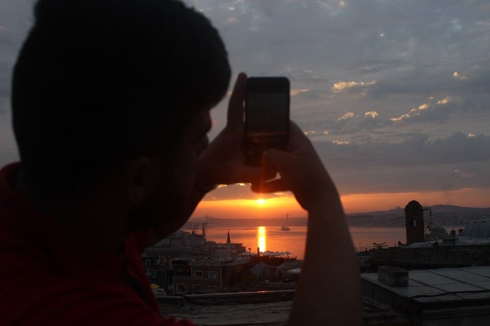 (Özel) Bayram Sabahında İstanbulda Kendisine Hayran Bırakan Gün Doğumu