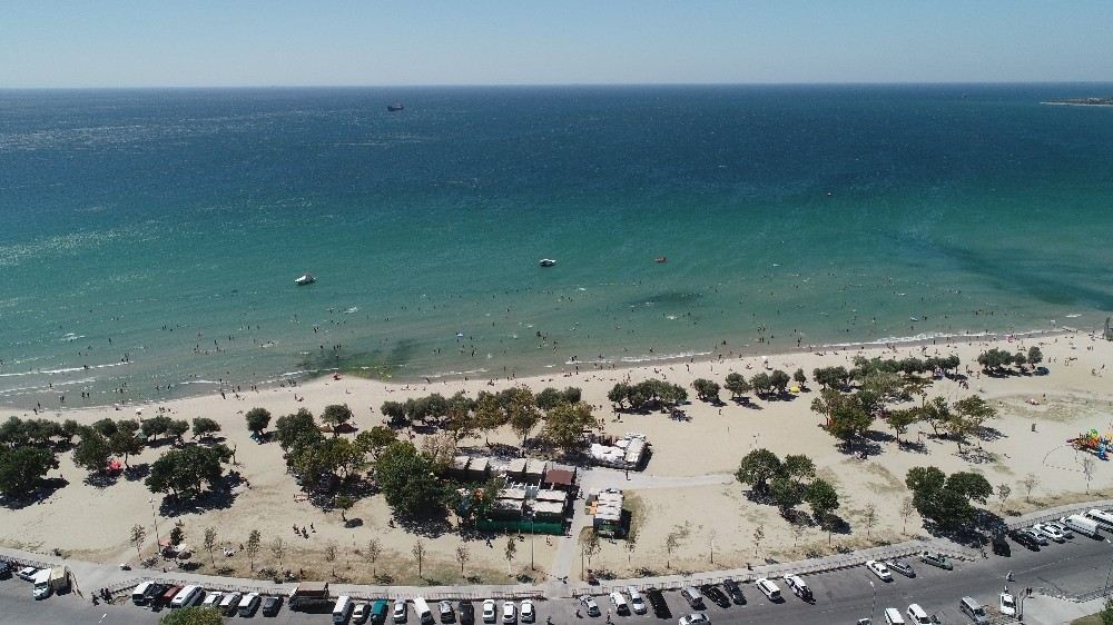 (Özel) Bayramda İstanbullular Menekşe Plajına Akın Etti