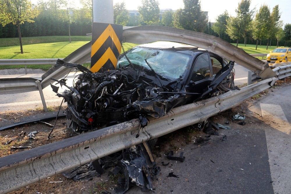 (Özel) Bayrampaşada Lüks Otomobil Trafik Levhasına Saplandı; 1 Yaralı