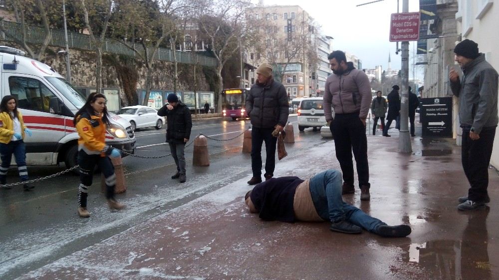 (Özel) Beşiktaşta Buzdan Kayan Bir Vatandaş Bacağını Kırdı