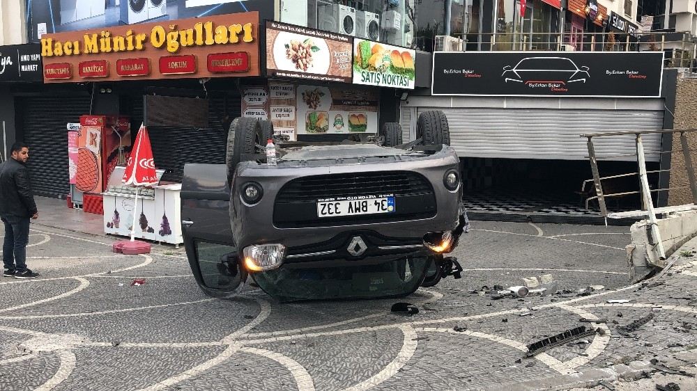 (Özel) Beylikdüzünde İki Aracın Karıştığı Kaza Anı Kamerada