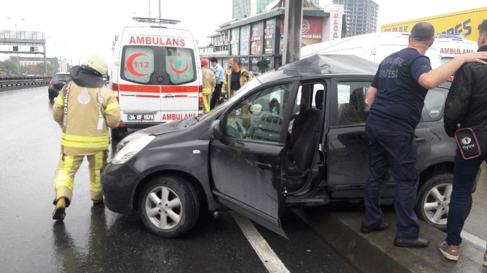 (Özel) Beylikdüzünde Sağanak Yağış Kaza Getirdi:1 Yaralı