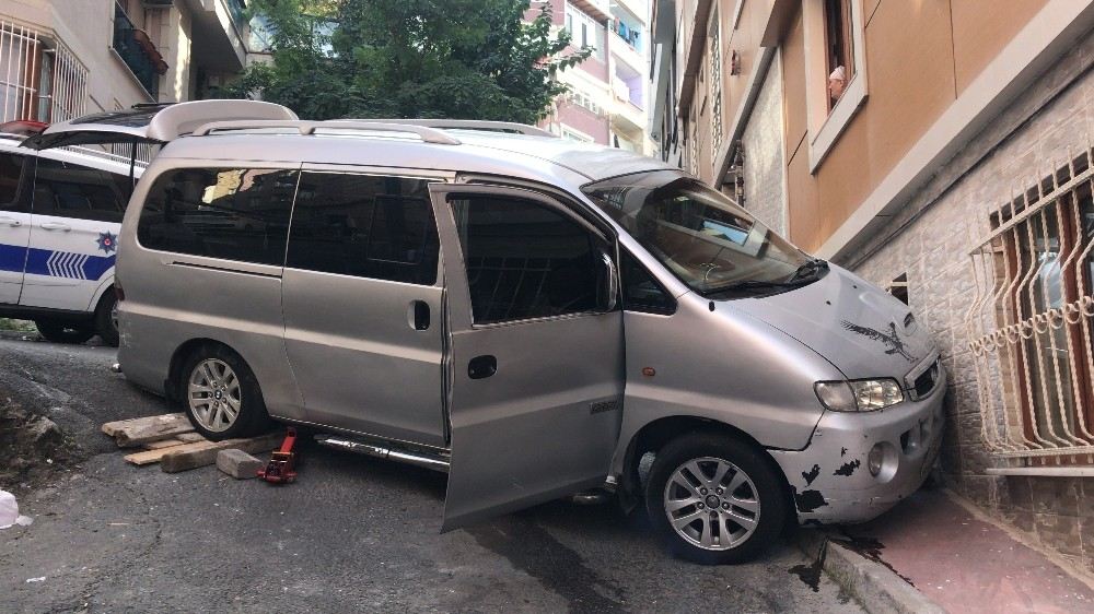 (Özel) Beyoğlunda Binaya Çarpan Minibüs Vatandaşları Korkuttu