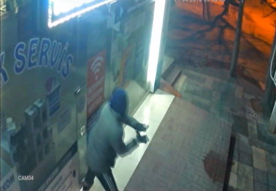 (Özel) Cam Kapıyı Tuzla Buz Edip Bir Dakikada Dükkanı Boşaltan Hırsızlar Kamerada