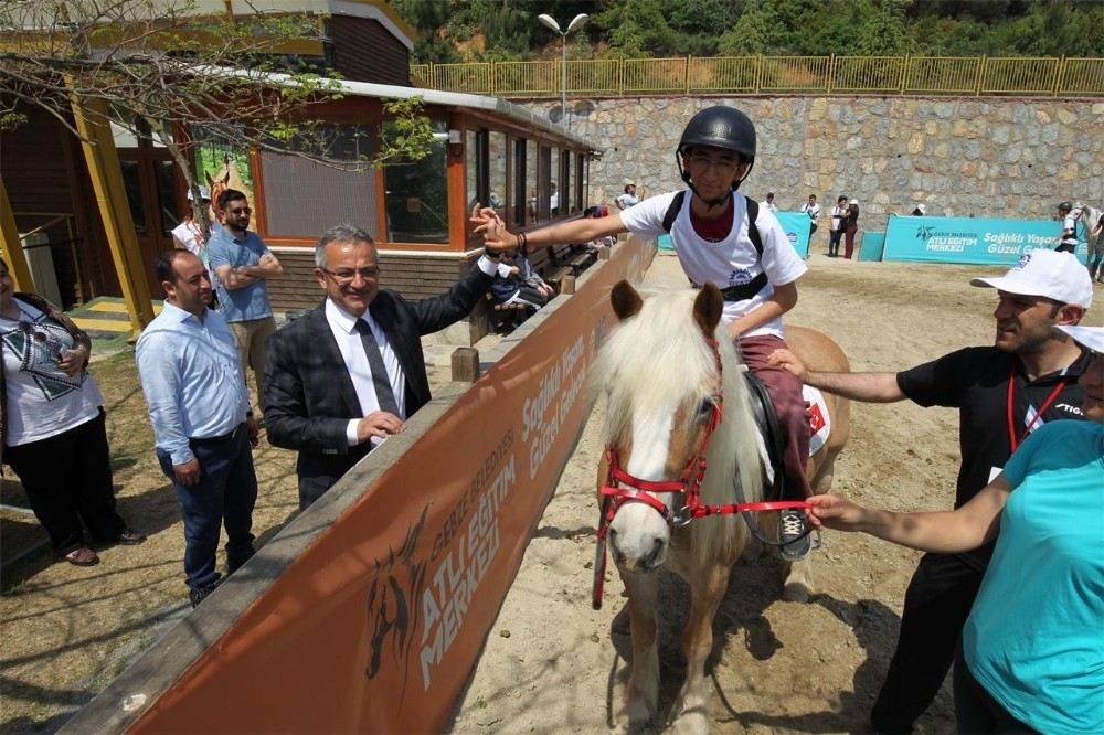 Özel Çocuklar, Atlı Terapi Merkezini Gezdi