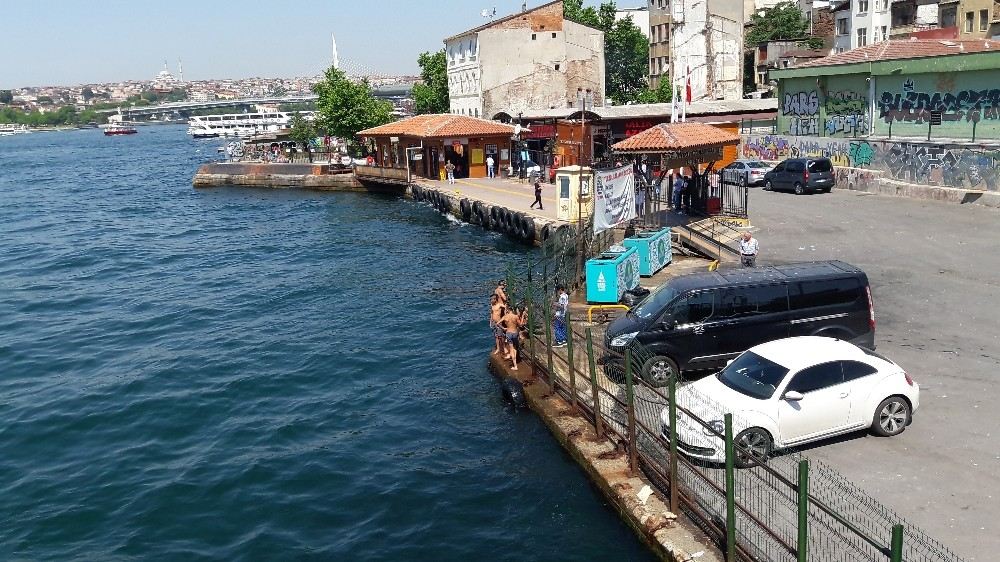 (Özel) Çocukların Galata Köprüsünde Tehlikeli Oyunu