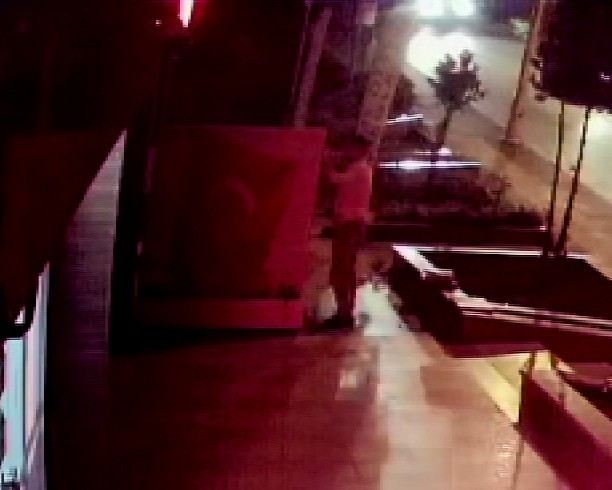 (Özel) Cumhuriyet Bayramında Bayrak Hırsızlığı Kamerada