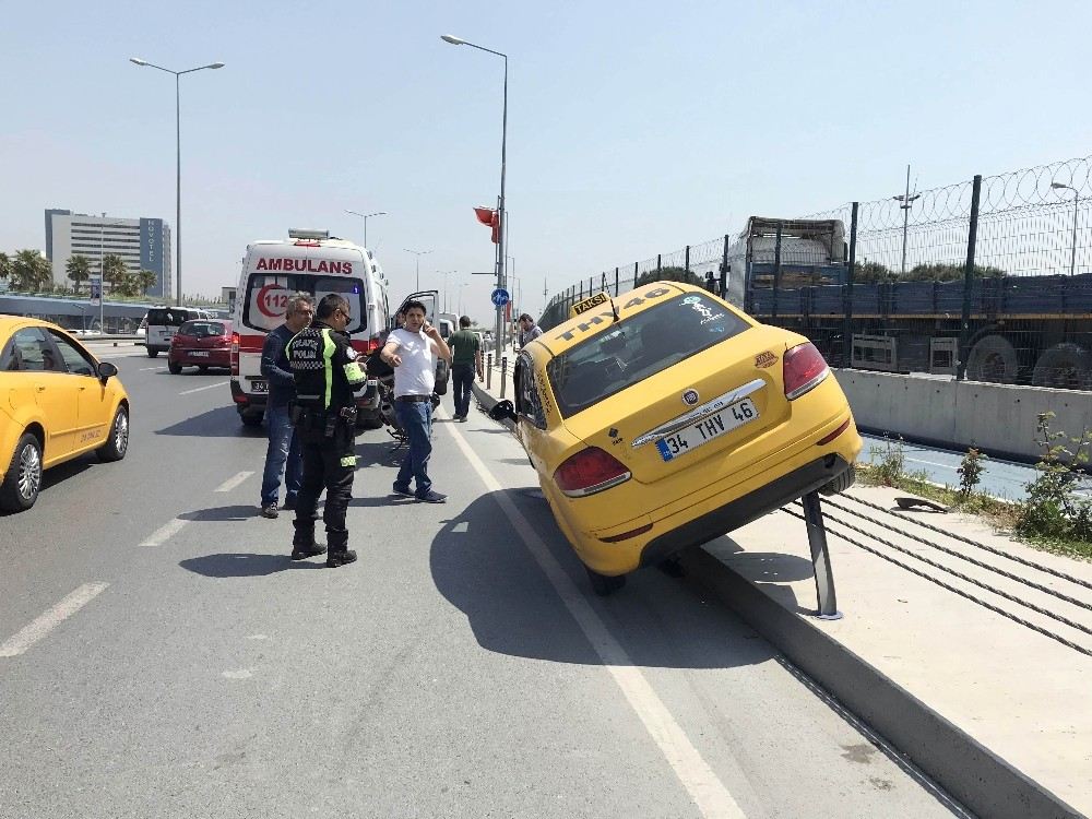 (Özel) Direksiyon Başında Uyuşturucu Kullanan Taksi Sürücüsü Trafiği Birbirine Kattı