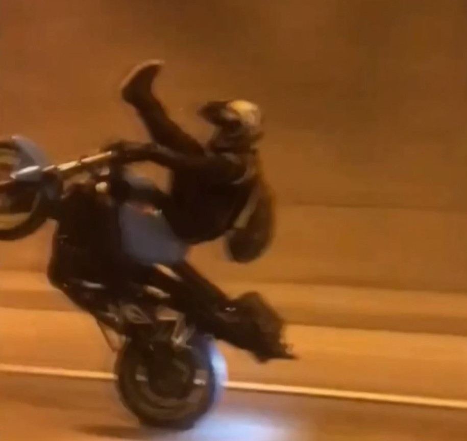 (Özel) Dolmabahçe Tünelinde Motosikletli Maganda Deponun Üstüne Oturup Tek Tekerlek Üzerinde Gitti