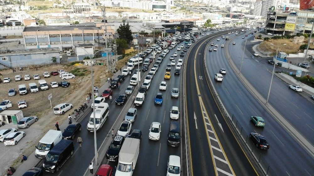 (Özel) E-5 Yanyolda Hayvan Pazarı Ve Kesimhane Trafiği Havadan Görüntülendi