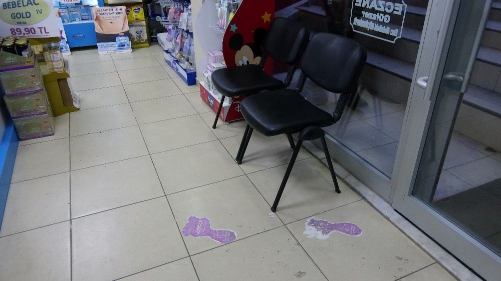 (Özel) Eczanede Unutulan Poşeti Kaşla Göz Arasında Çalıp Kaçtı