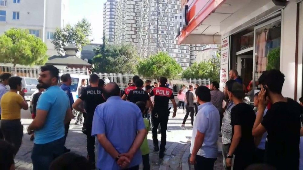 (Özel) Esenyurtta Komşular Birbirine Girdi, Genç Kız Bıçakla Yaralandı