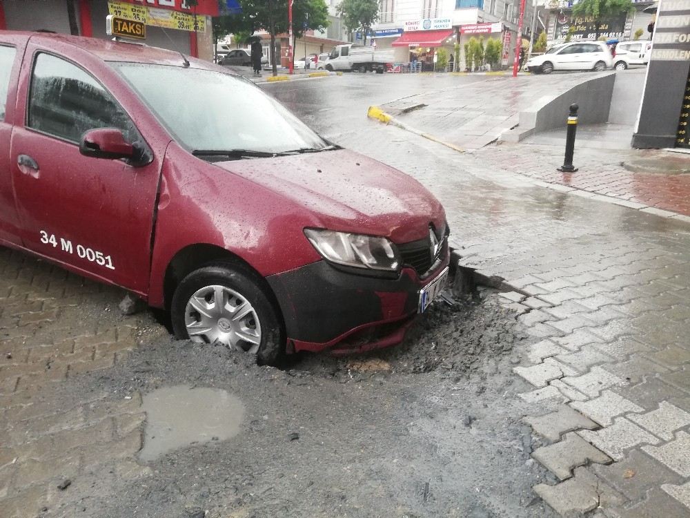 (Özel) Esenyurtta Taksi, Yol Çökmesi Nedeniyle Oluşan Çukura Düştü