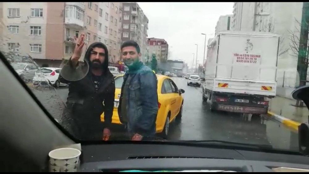 (Özel) Esenyurtta Taksiciler, Uber Aracının Önünü Kesti, Sürücüye Tehditler Savurdu