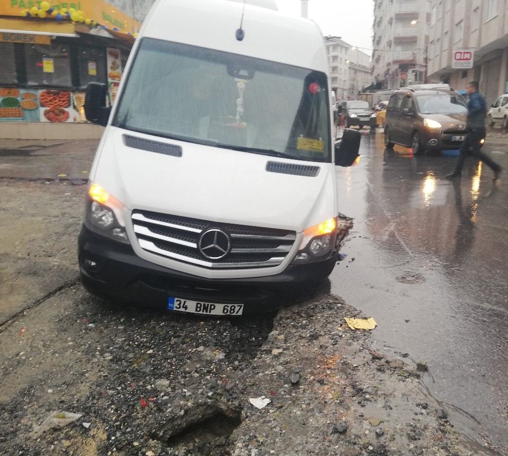 (Özel) Esenyurtta Yol Çöktü, İşçi Servisindeki 3 Kişi Yaralandı