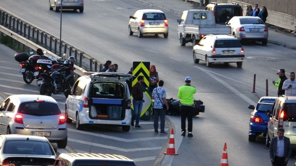 (Özel) Eşinin Kullandığı Motosiklete Otomobil Çarptı, Genç Kadın Motosikletleri Yolda Fark Edin Diye İsyan Etti