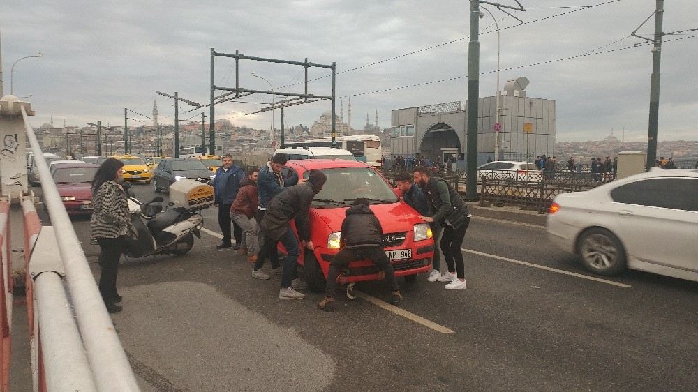 (Özel) Galata Köprüsünde Bozulan Otomobili Elleriyle Çektiler