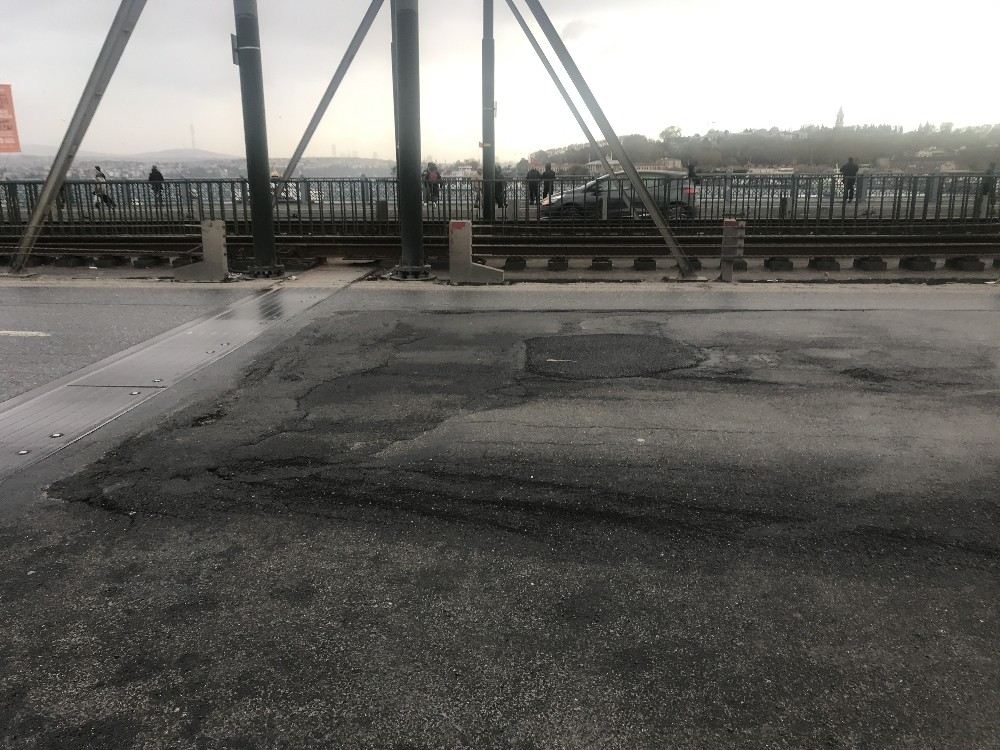 (Özel) Galata Köprüsündeki Çukurlar Sürücülere Zor Anlar Yaşattı