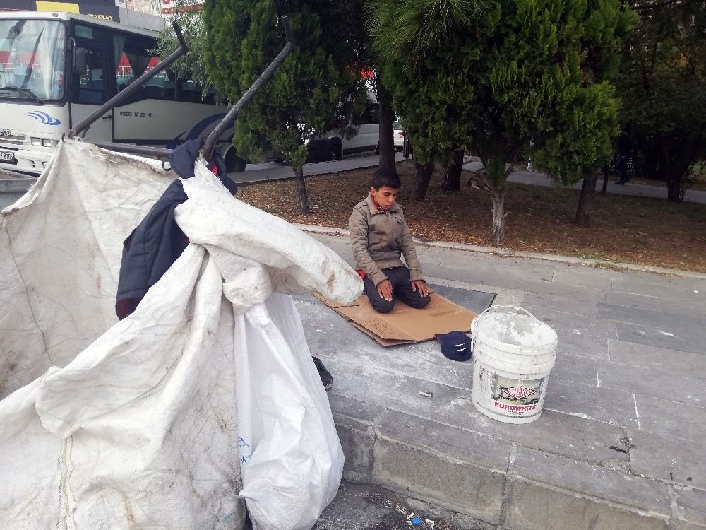 (Özel Haber) Kağıt Toplayan Suriyeli Çocuğun Sokakta Namaz Kıldığı Görüntüler Duygulandırdı