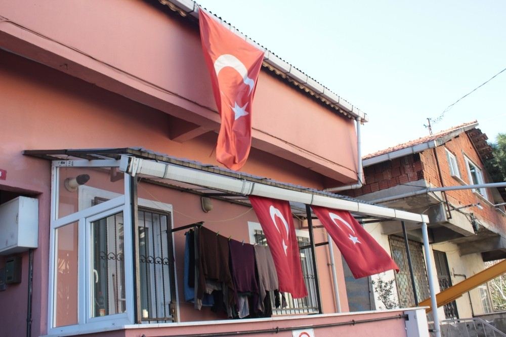 (Özel Haber) Zeytin Dalı Harekatında Şehit Düşen Fatih Mehmethanın Baba Evinde Türk Bayrağı Dalgalanıyor