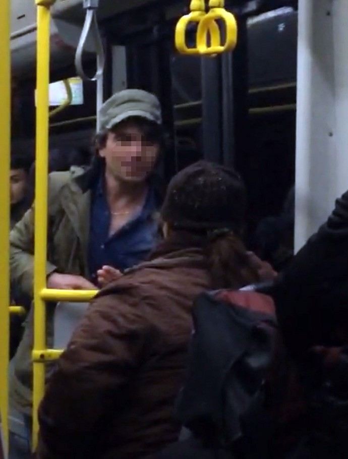 (Özel) Halk Otobüsünde Gencin Yaşlı Kadına Hakareti Kamerada