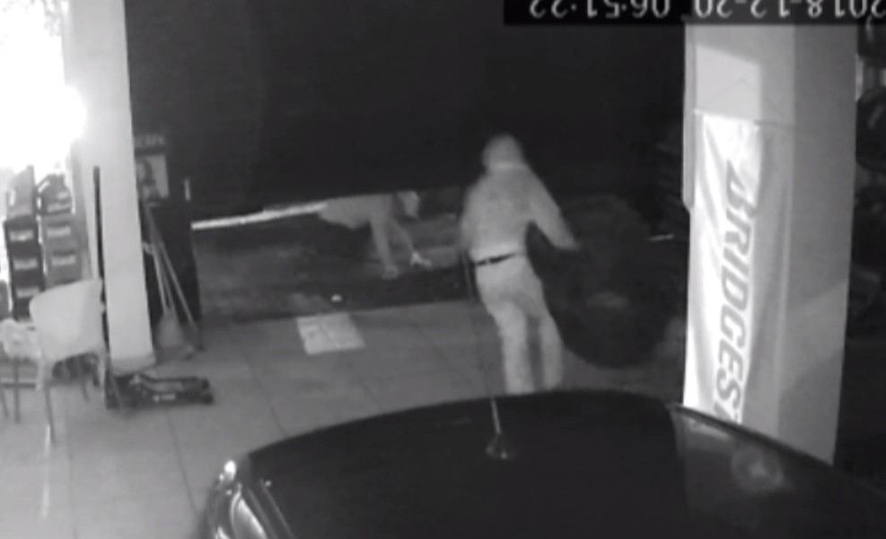 (Özel) Hırsızlık Çetesi, İş Yerinin Kepengi Keserek Onlarca Lastik Çaldı