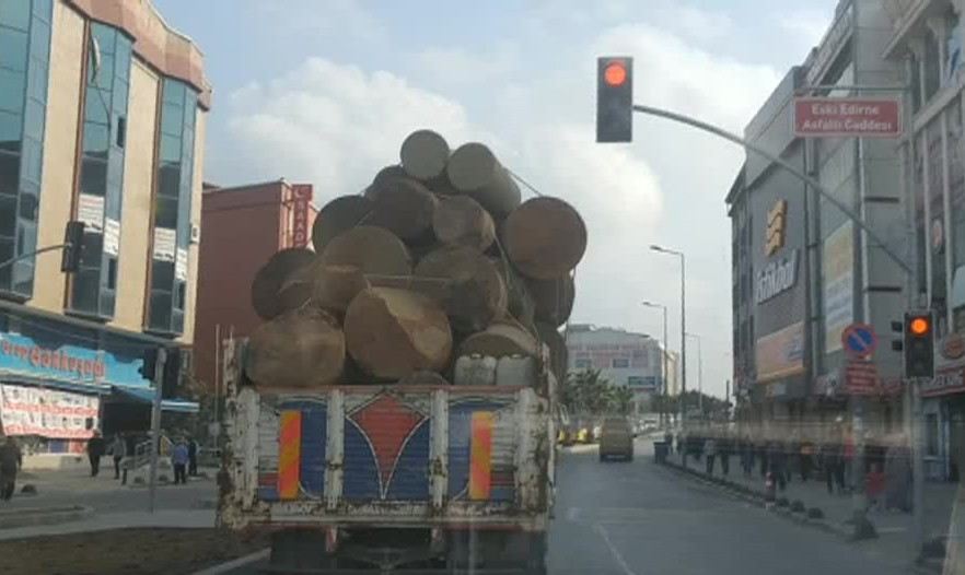 (Özel) İstanbulda Aşırı Yüklü Kamyonlar Trafikte Tehlike Saçtı