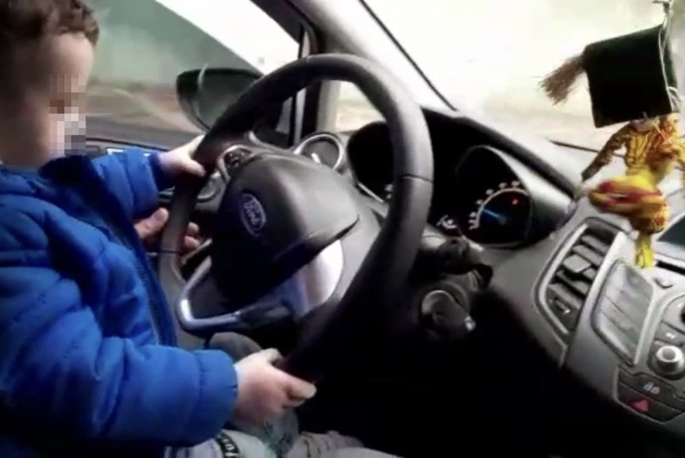 (Özel) İstanbulda Çocuğa Otomobil Kullandıran Sorumsuz Sürücü Kamerada