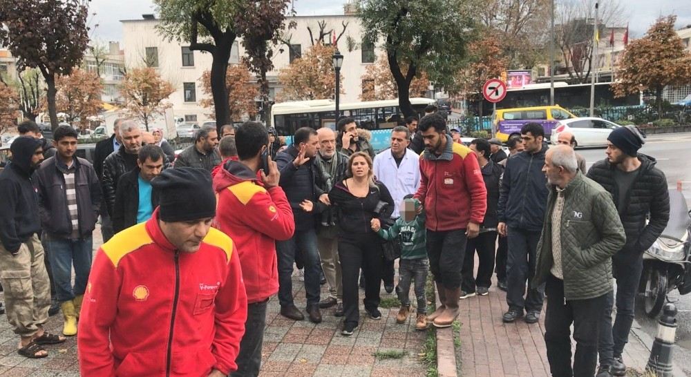 (Özel) İstanbulda Çocuklu Kadın Kapkaççıyı Vatandaşlar Yakaladı