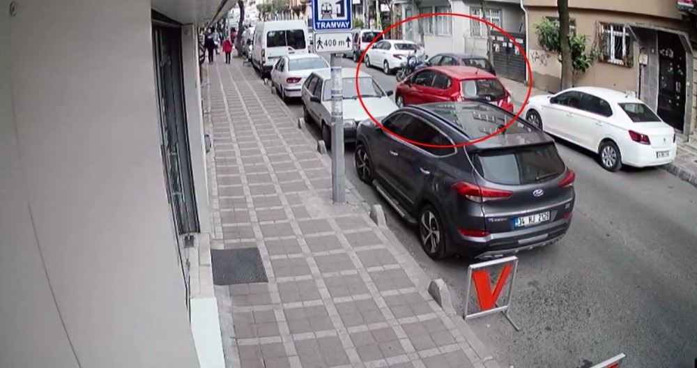 (Özel) İstanbulda Kadın Sürücünün Kaldırımdan Yola Fırlayan Suriyeli Motosikletliye Çarpma Anı Kamerada