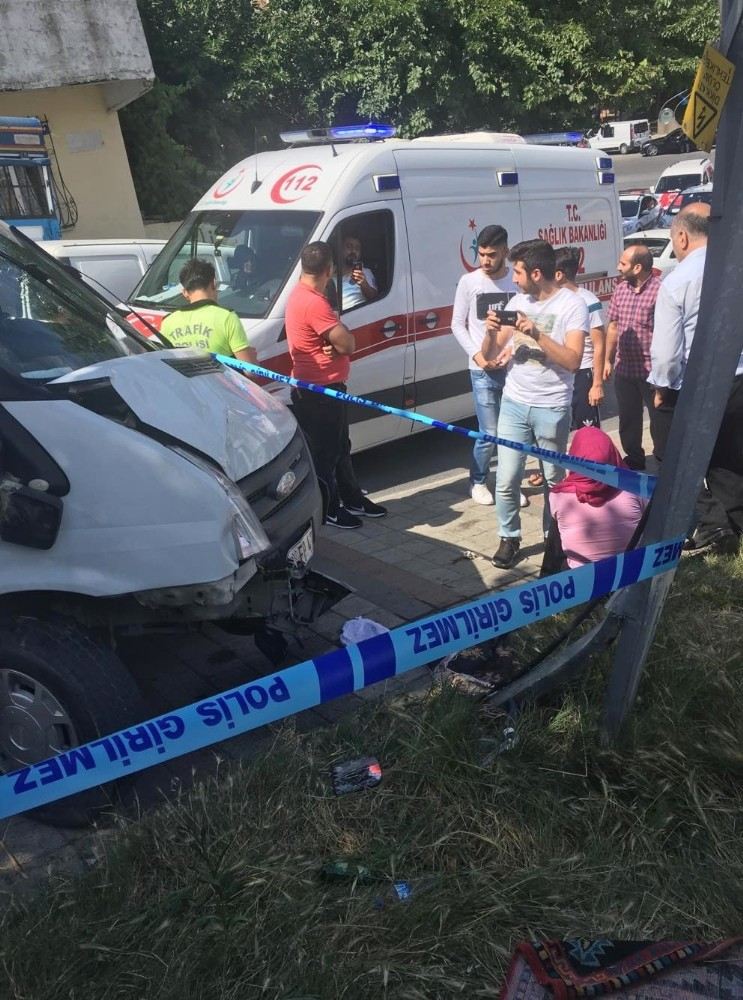 (Özel) İstanbulda Kontrolden Çıkan Minibüs Genç Kızı Ezdi