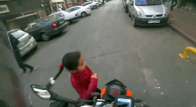 (Özel) İstanbulda Küçük Kız Motosikletin Altında Kalmaktan Kıl Payı Kurtuldu