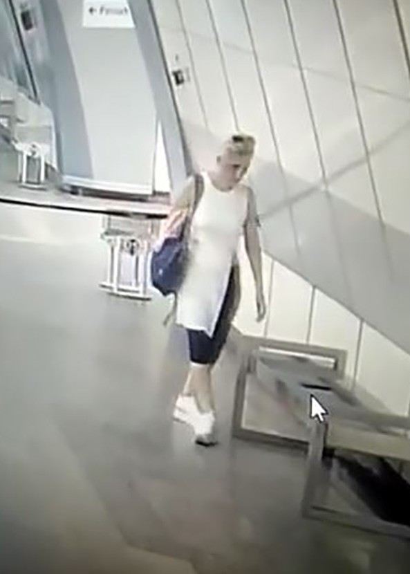 (Özel) İstanbulda Metro İstasyonunda Telefon Çalan Kadın Hırsız Kamerada