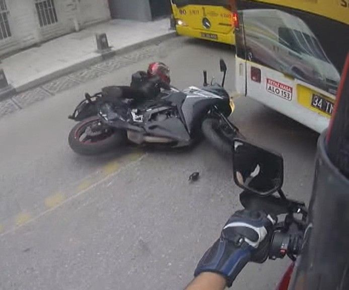 (Özel) İstanbulda Motosikletli Kadın Sürücü Ölümden Kıl Payı Kurtuldu