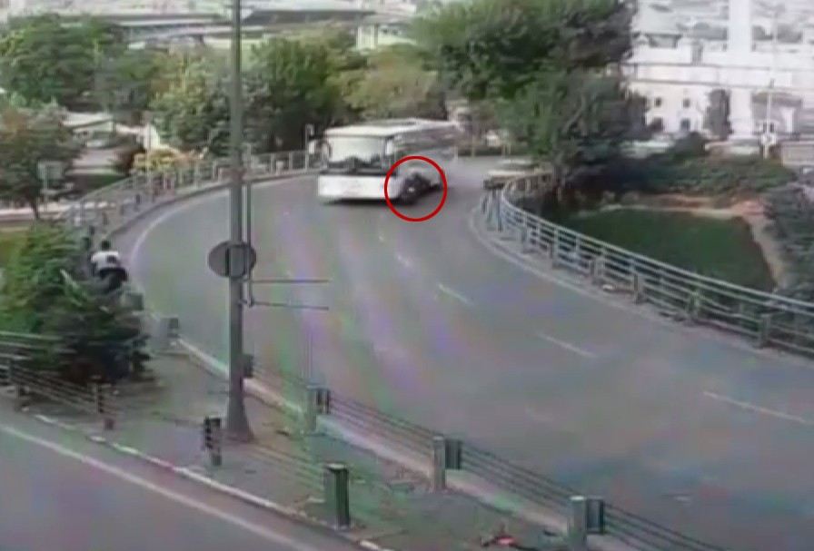 (Özel) İstanbulda Motosikletlinin Ölümden Döndüğü An Kamerada