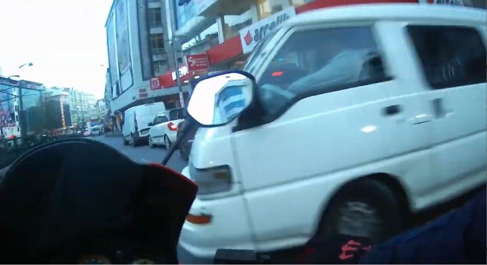 (Özel) İstanbulda Sürücünün Çarptığı Motosikletliye, ?Bana Değil Duvara Çarptın, Görmedim? Demesi Pes Dedirtti