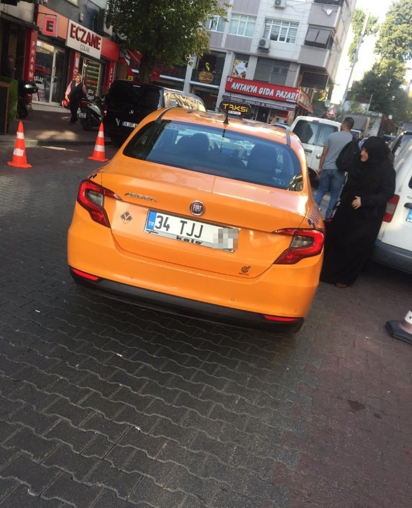 (Özel) İstanbulda Taksicinin Telefonunu Unutan Turistten 150 Lira Aldığı İddiası