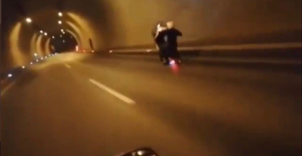 (Özel) İstanbulda Tünelde Tek Teker Giden Motosikletlinin Kaza Yaptığı Anlar Kamerada