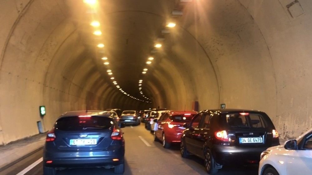 (Özel) İstanbulda Zarf İçin Tünel Kapatan Sürücü Kamerada
