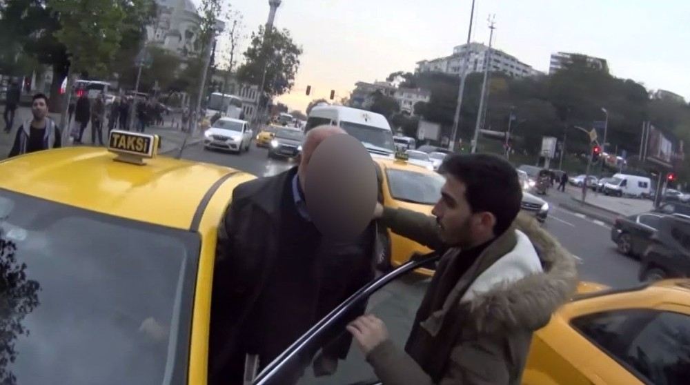 (Özel) İstanbulun Göbeğinde Taksici İle Motosikletlinin Kavgası Kamerada
