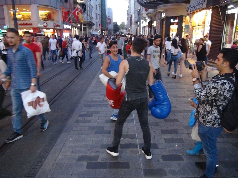 (Özel) İstiklal Caddesinde Boks Maçı