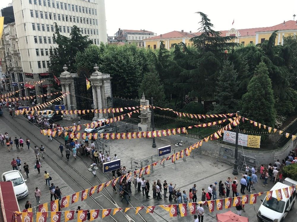 (Özel) İstiklal Caddesinde ?İstikbal? Kuyruğu