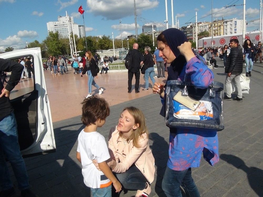 (Özel) İstiklal Caddesinde Kaybolan Çocuğa Turist Kadın Sahip Çıktı