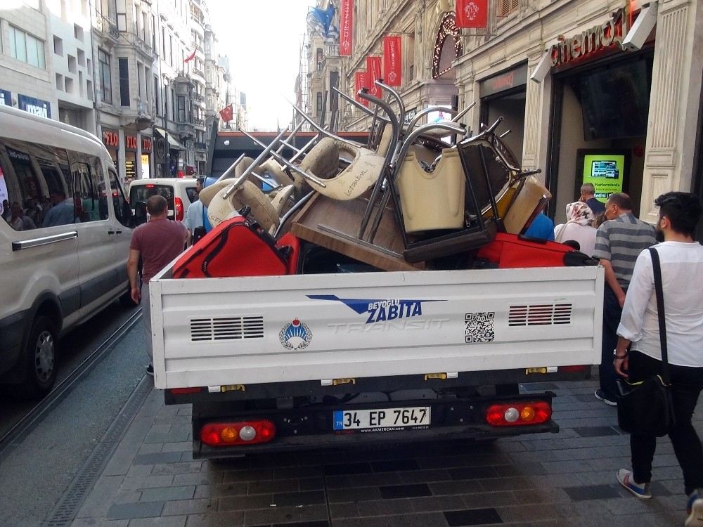 (Özel) İstiklal Caddesinde Masa - Sandalye Operasyonu