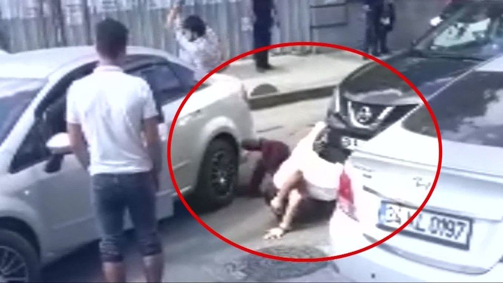 (Özel) Kadın Ve Erkek Sürücülerin Zincirli Yol Verme Kavgası