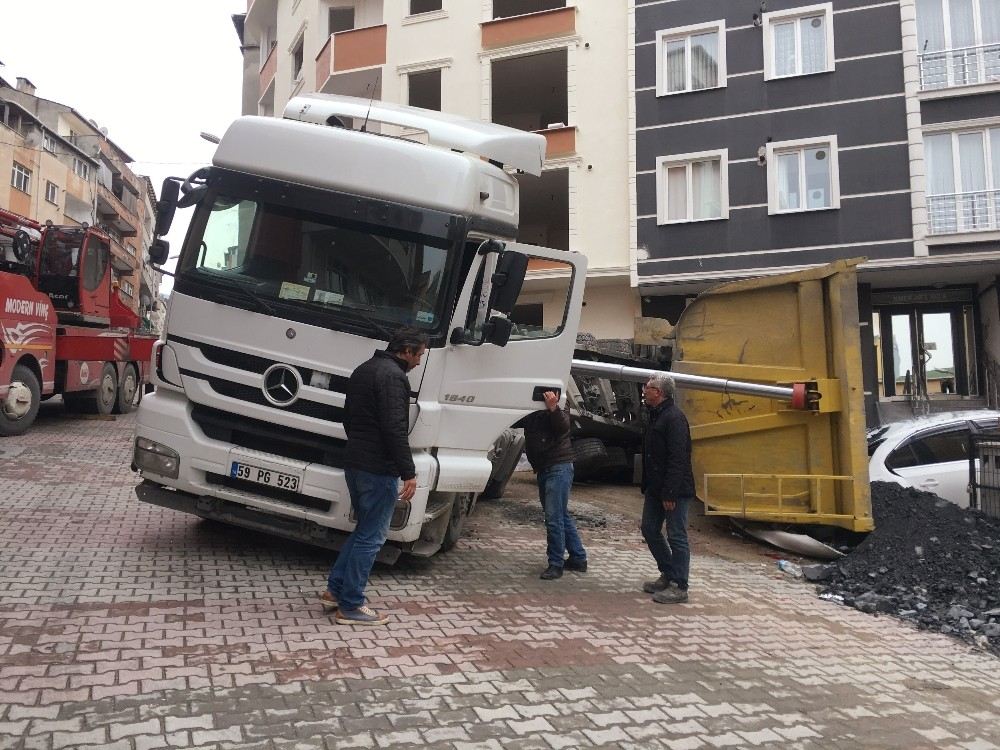 (Özel) Kağıthanede Hafriyat Kamyonu Yük Boşaltırken Otomobilin Üzerine Devrildi