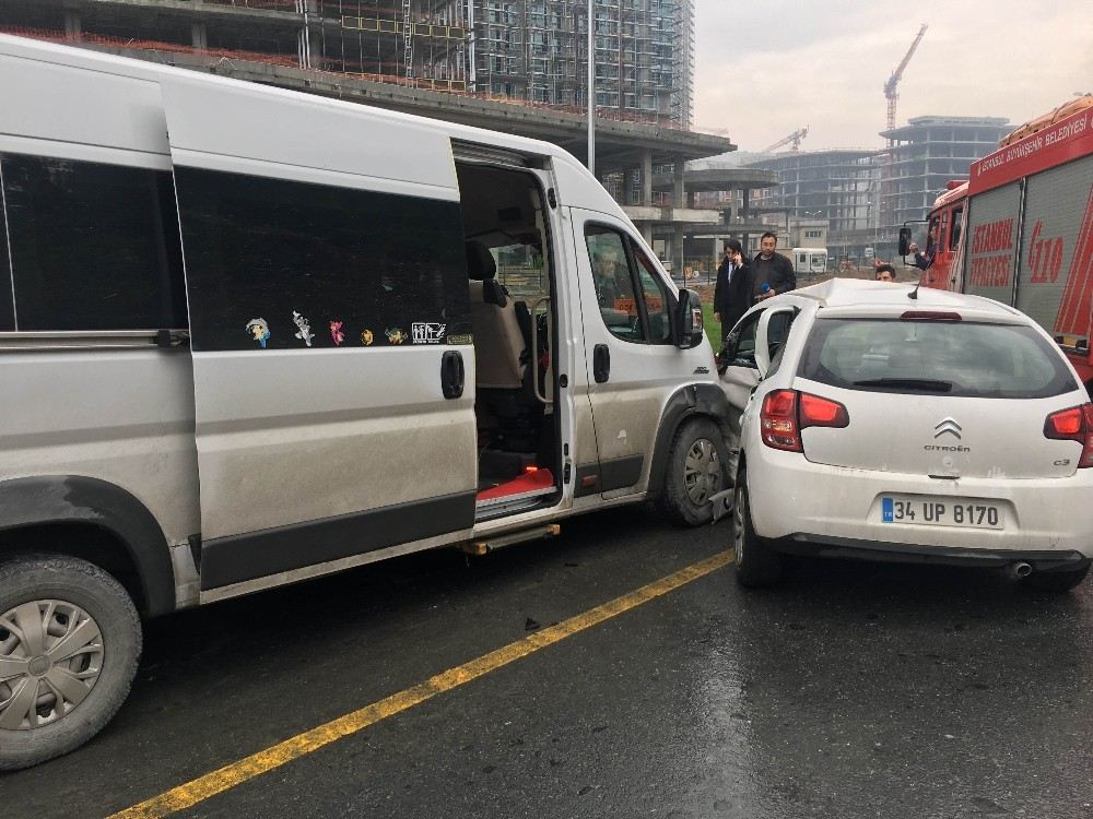 (Özel) Kağıthanede Servis Aracı Otomobile Çarptı: 11 Yaralı