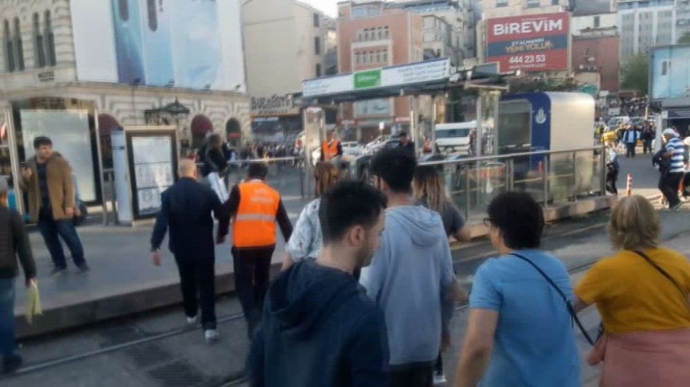 (Özel) Karaköyde İspanyol Ve Fransız Turistlerin Tramvay Kavgası Kamerada