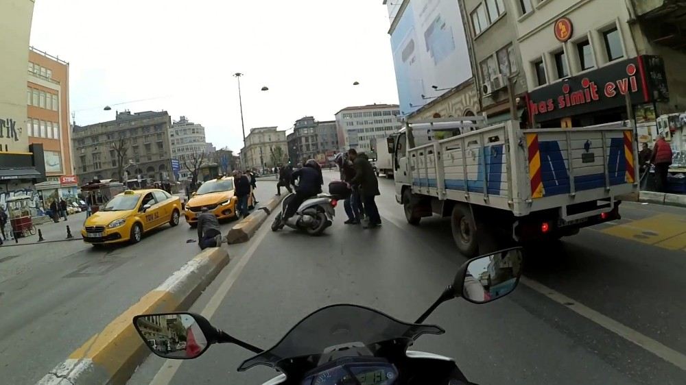 (Özel) Karaköyde Motosikletlinin El Arabalı Adama Çarptığı Anlar Kamerada